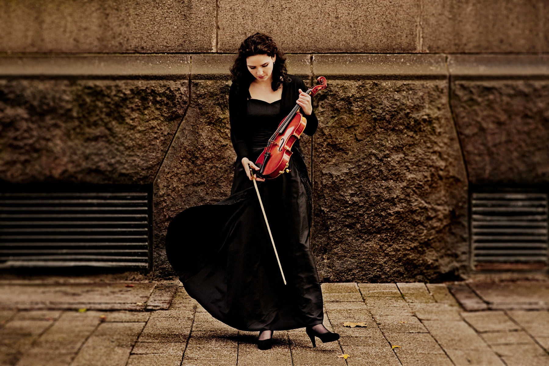 Altviolist Lisa Eggen for promo & website.   Altviolist Lisa Eggen for promo & website.